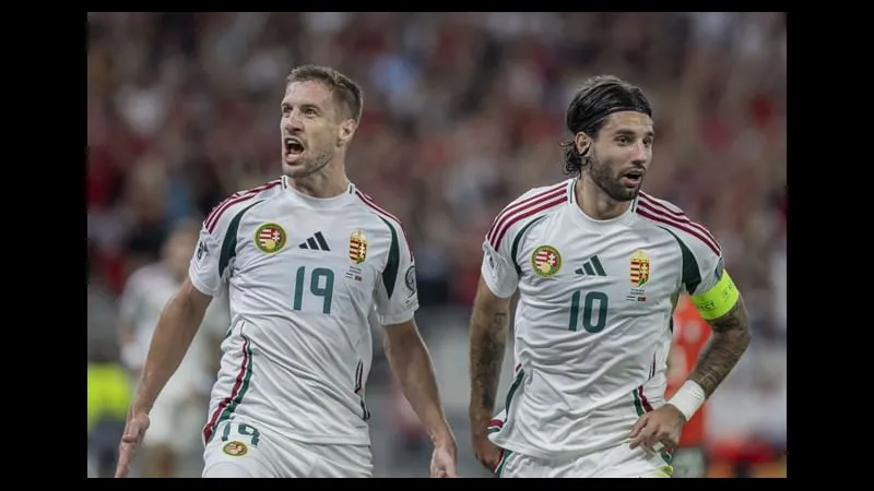 Cầu thủ Hungary giữ bóng trước sự áp đảo của cầu thủ Armenia trong trận đấu Cầu thủ Hungary giữ bóng trước sự áp đảo của cầu thủ Armenia trong trận đấu