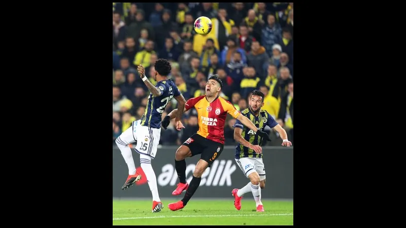 Cầu thủ Fenerbahce với quyết tâm vượt qua cầu thủ Galatasaray trong trận đấu gay cấn.