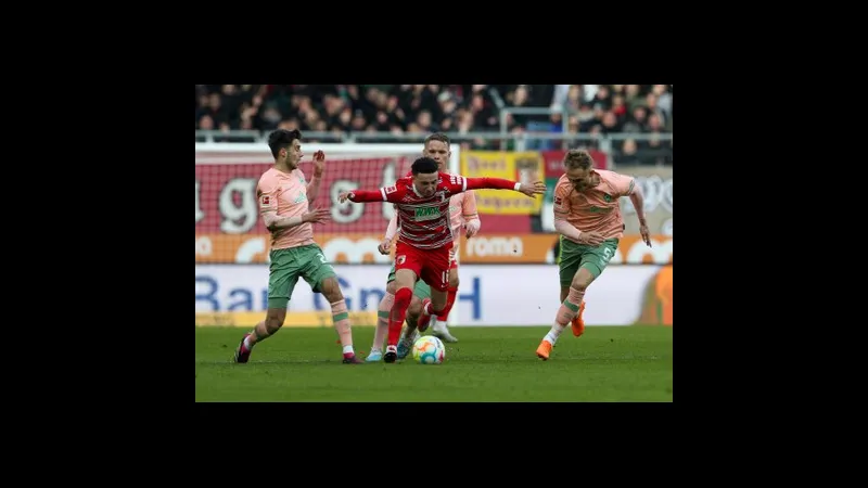 Cầu thủ của Augsburg dốc hết sức lực để cản phá pha tấn công của Werder Bremen Cầu thủ của Augsburg dốc hết sức lực để cản phá pha tấn công của Werder Bremen