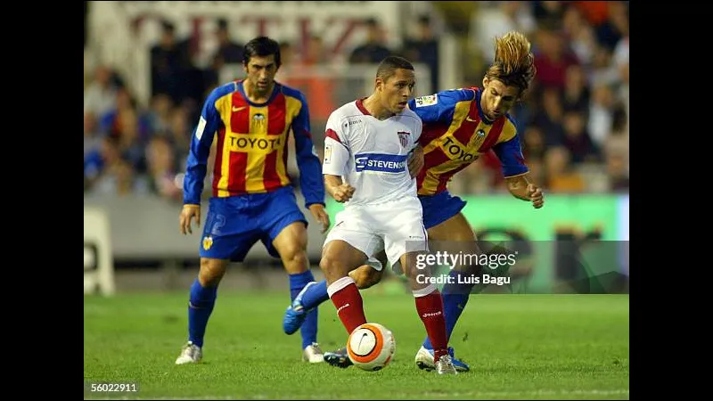Cầu thủ của Valencia vượt qua cầu thủ Sevilla trong trận đấu